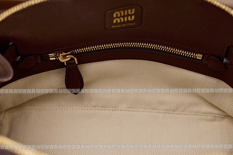 미우미우아방뛰르나파가죽백  20260316-142611-013루.jpg