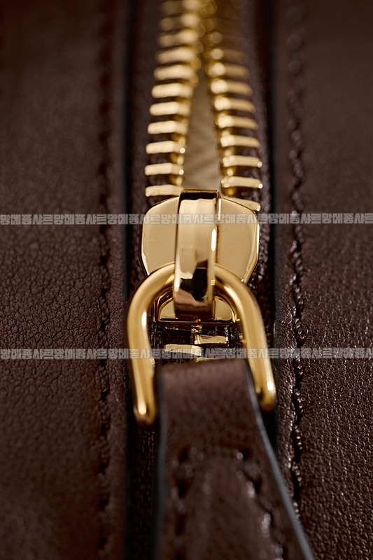 미우미우아방뛰르나파가죽백  20260316-142612-015루.jpg