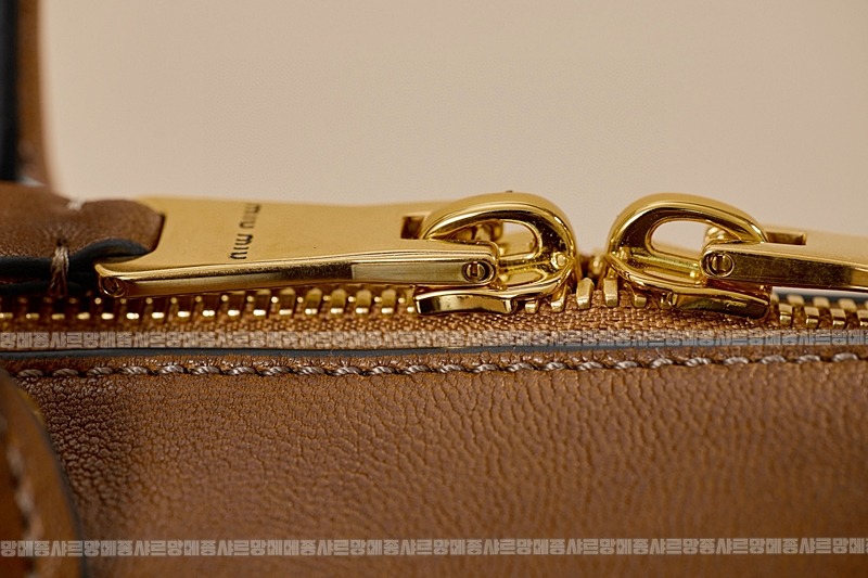 미우미우아방뛰르나파가죽백  20260316-143909-020루.jpg