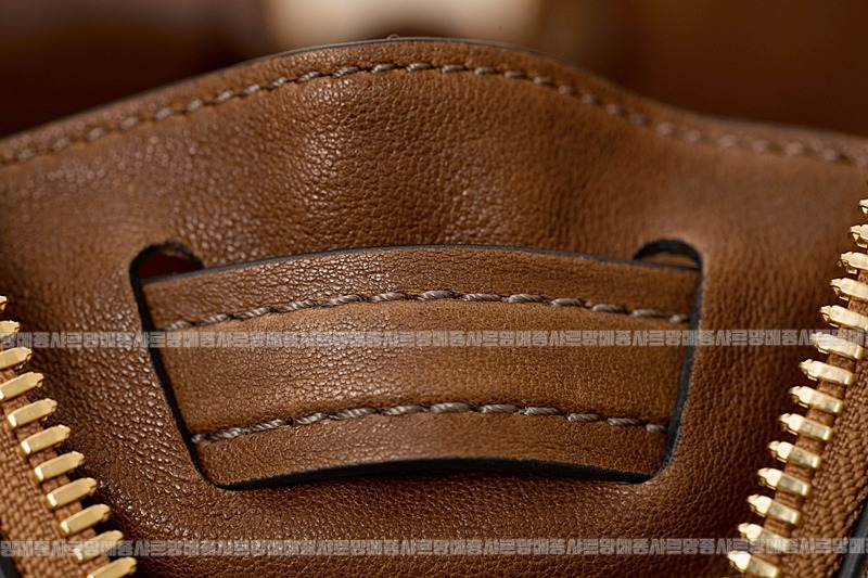 미우미우아방뛰르나파가죽백  20260316-144232-016루.jpg