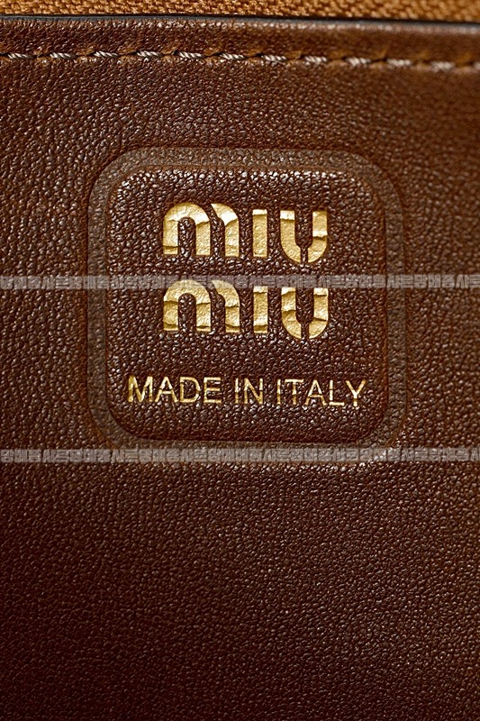 미우미우아방뛰르나파가죽백  20260316-144521-016루.jpg