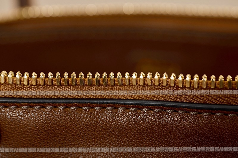 미우미우아방뛰르나파가죽백  20260316-144522-023루.jpg