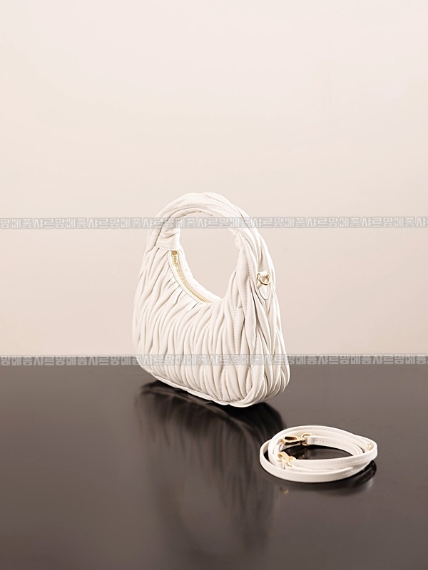 미우미우완더마테라세나파가죽호보백  20260316-150720-005루.jpg