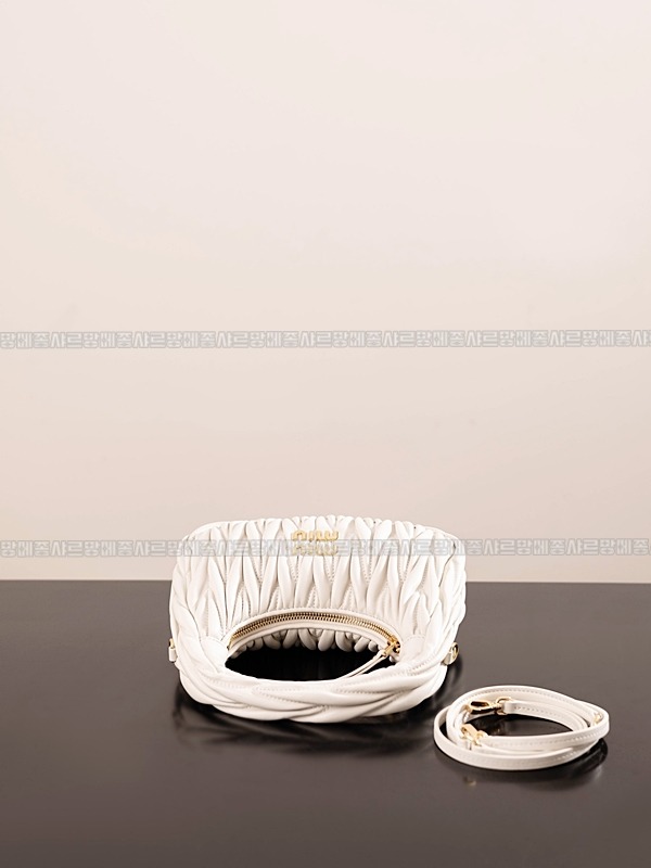 미우미우완더마테라세나파가죽호보백  20260316-150720-007루.jpg