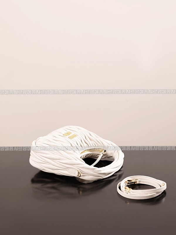 미우미우완더마테라세나파가죽호보백  20260316-150721-009루.jpg