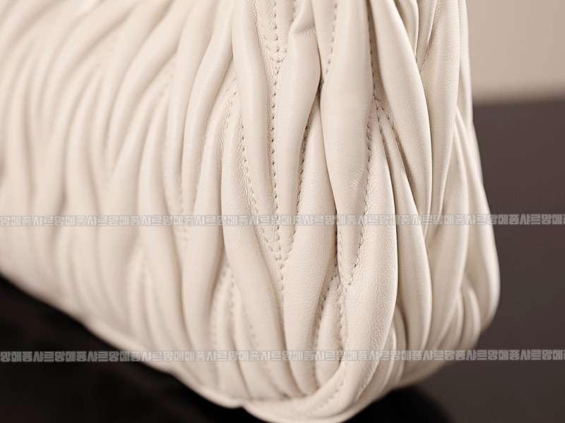 미우미우완더마테라세나파가죽호보백  20260316-150721-011루.jpg