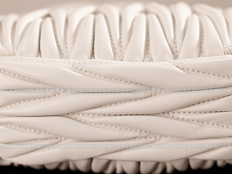 미우미우완더마테라세나파가죽호보백  20260316-150721-010루.jpg