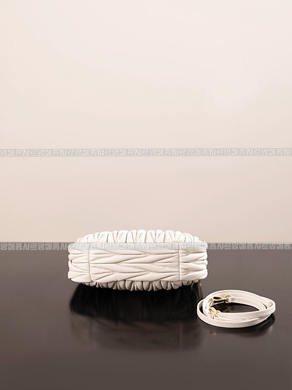 미우미우완더마테라세나파가죽호보백  20260316-150720-008루.jpg