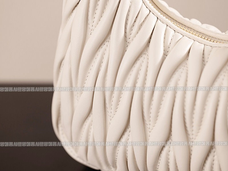 미우미우완더마테라세나파가죽호보백  20260316-150721-012루.jpg