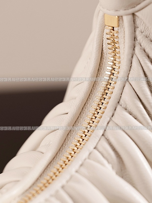 미우미우완더마테라세나파가죽호보백  20260316-150722-014루.jpg