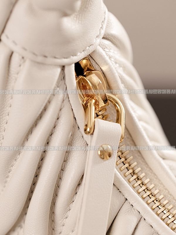 미우미우완더마테라세나파가죽호보백  20260316-150722-019루.jpg