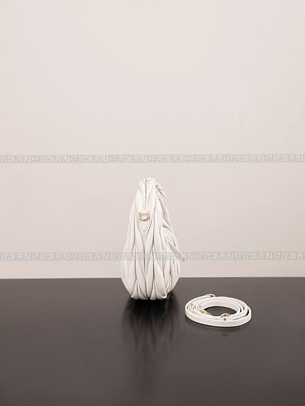 미우미우완더마테라세나파가죽호보백  20260316-153710-003루.jpg