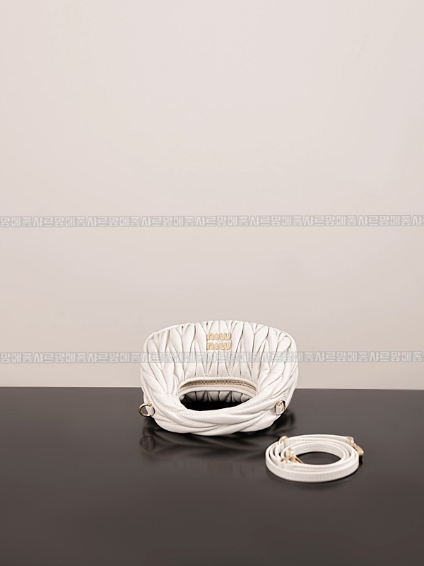 미우미우완더마테라세나파가죽호보백  20260316-153711-004루.jpg