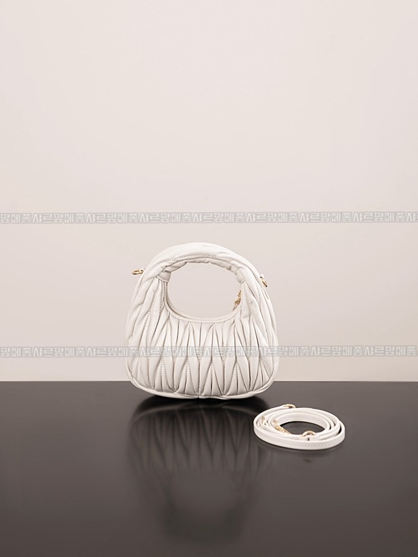 미우미우완더마테라세나파가죽호보백  20260316-153715-009루.jpg