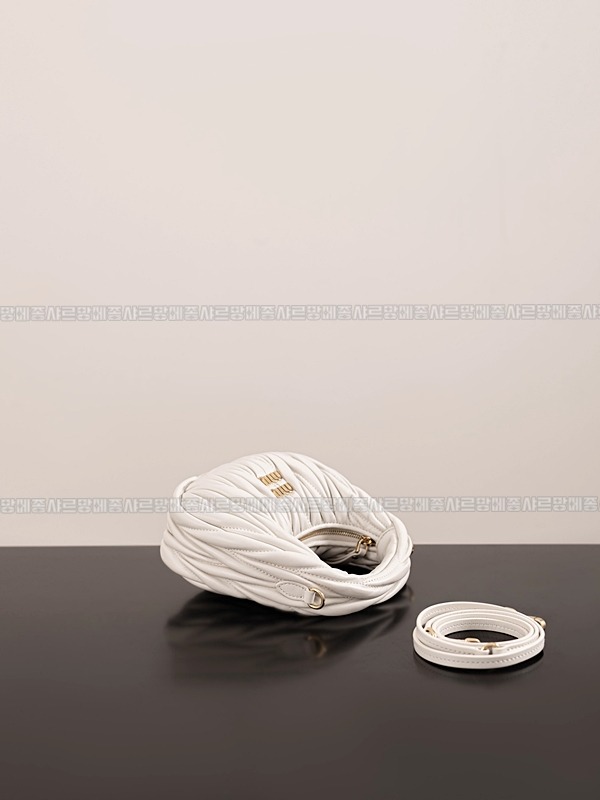 미우미우완더마테라세나파가죽호보백  20260316-153713-006루.jpg