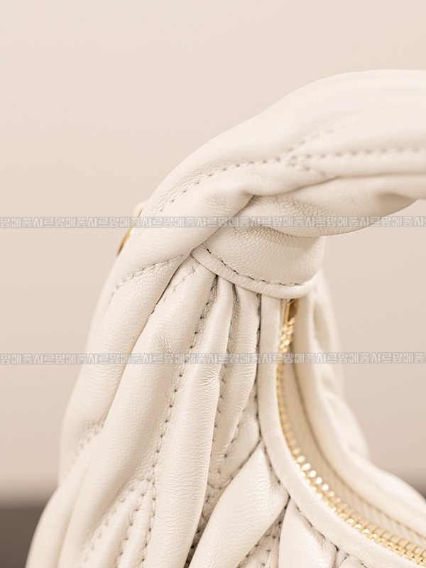 미우미우완더마테라세나파가죽호보백  20260316-153719-016루.jpg