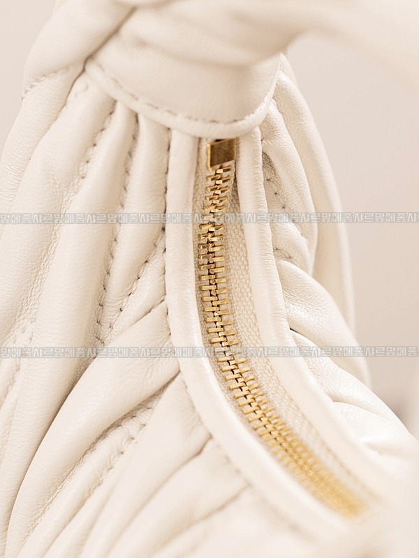 미우미우완더마테라세나파가죽호보백  20260316-153720-018루.jpg