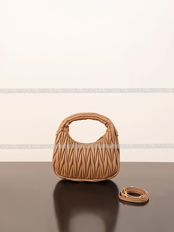 미우미우완더마테라세나파가죽호보백  20260316-165358-006루.jpg