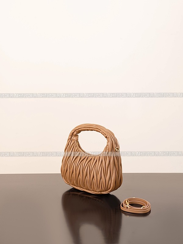 미우미우완더마테라세나파가죽호보백  20260316-165358-005루.jpg