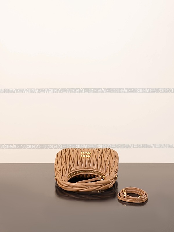 미우미우완더마테라세나파가죽호보백  20260316-165358-008루.jpg