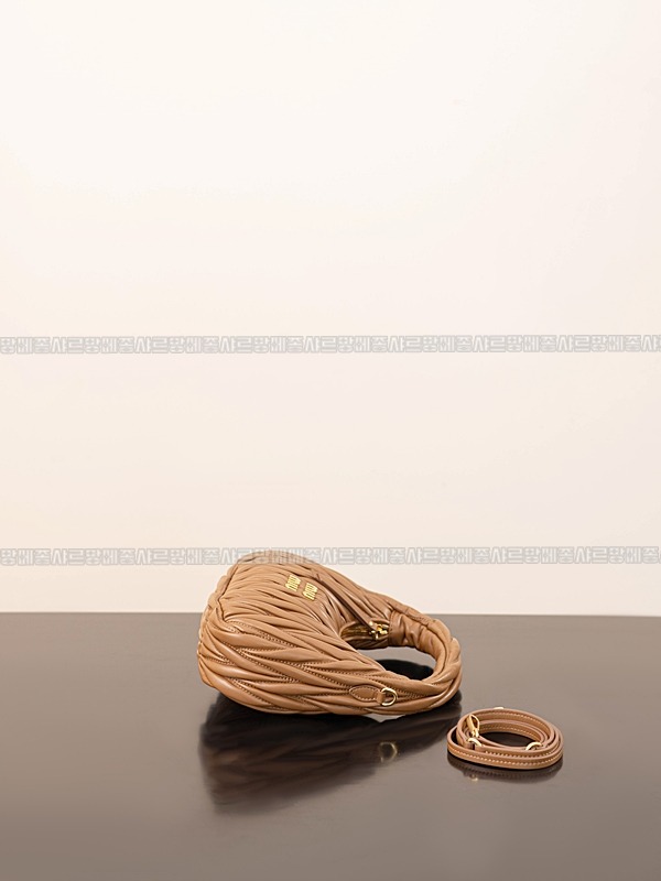 미우미우완더마테라세나파가죽호보백  20260316-165358-009루.jpg