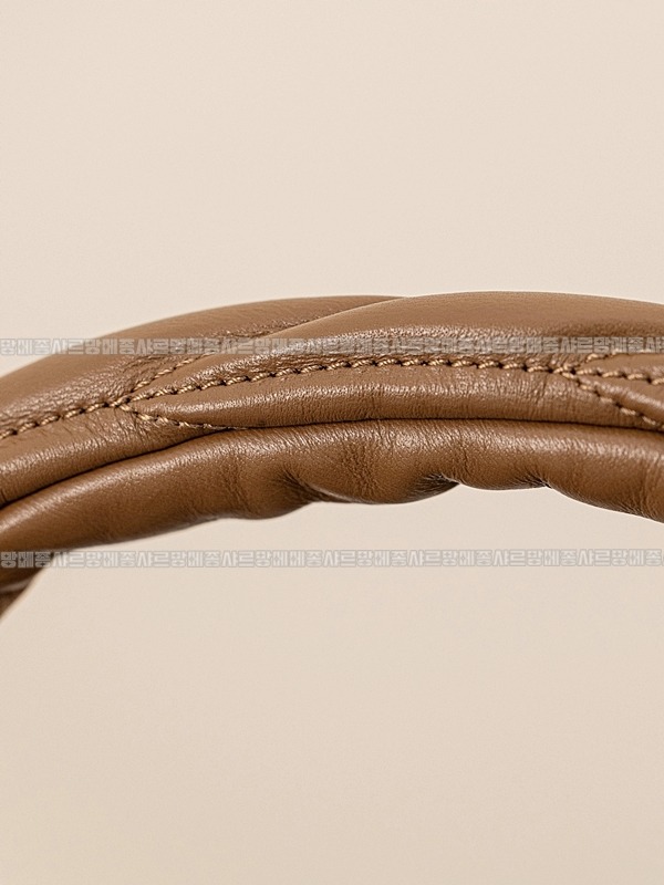 미우미우완더마테라세나파가죽호보백  20260316-165400-010루.jpg