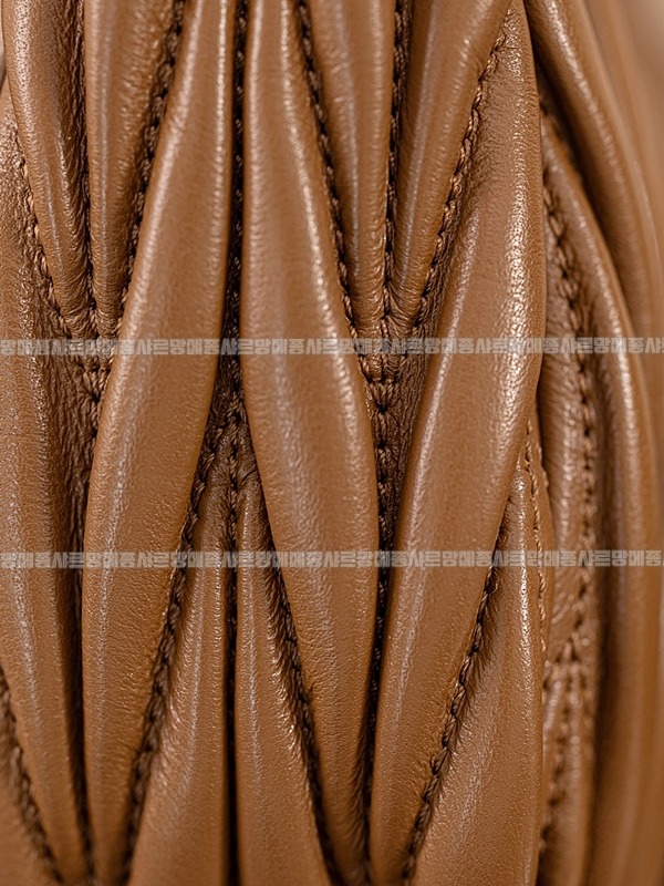 미우미우완더마테라세나파가죽호보백  20260316-165400-011루.jpg