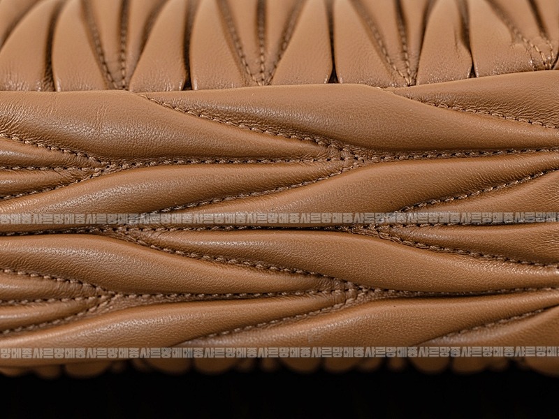 미우미우완더마테라세나파가죽호보백  20260316-165400-013루.jpg