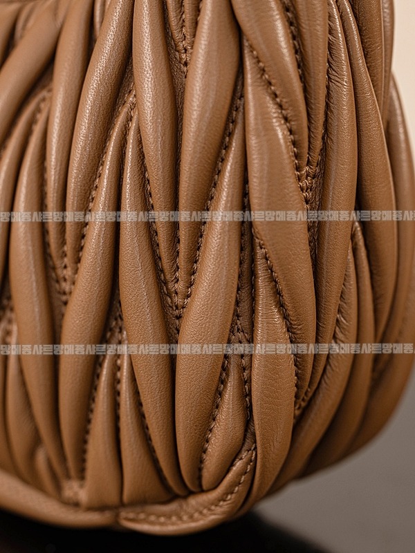 미우미우완더마테라세나파가죽호보백  20260316-165400-012루.jpg