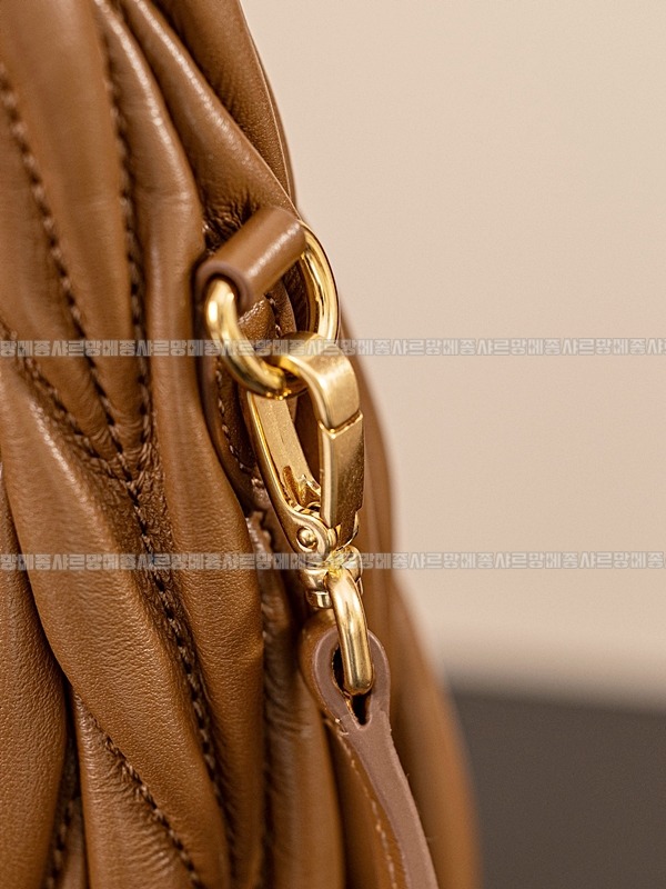 미우미우완더마테라세나파가죽호보백  20260316-165401-014루.jpg