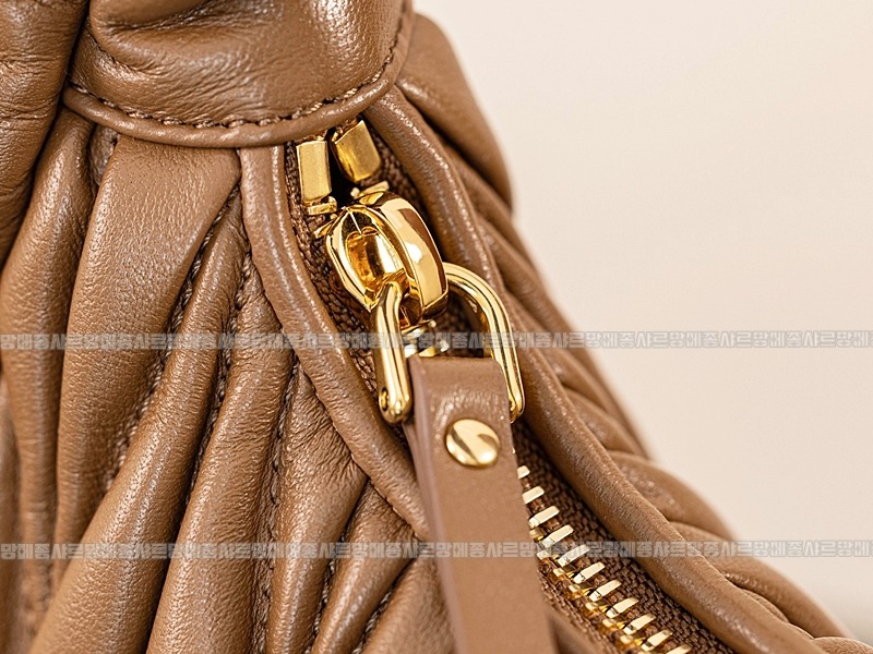 미우미우완더마테라세나파가죽호보백  20260316-165401-016루.jpg