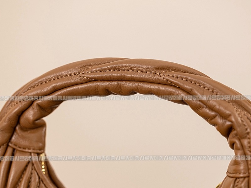 미우미우완더마테라세나파가죽호보백  20260316-165401-017루.jpg