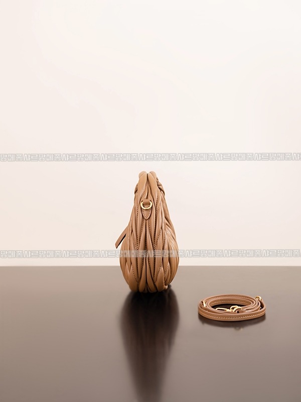 미우미우완더마테라세나파가죽호보백  20260316-171410-002루.jpg