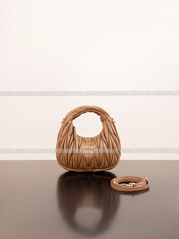 미우미우완더마테라세나파가죽호보백  20260316-171410-001루.jpg