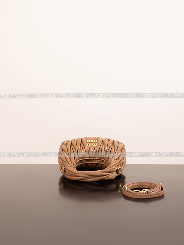 미우미우완더마테라세나파가죽호보백  20260316-171412-004루.jpg