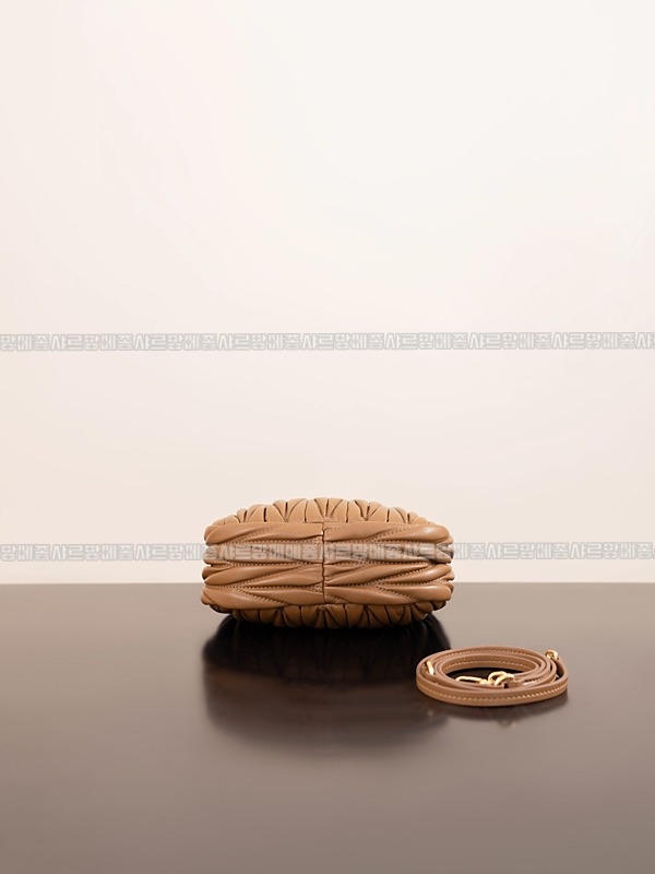 미우미우완더마테라세나파가죽호보백  20260316-171414-006루.jpg