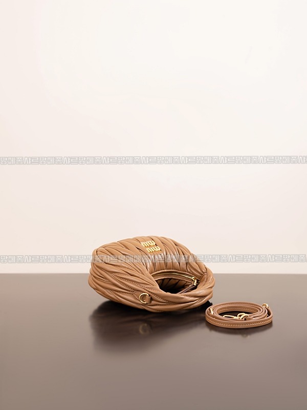 미우미우완더마테라세나파가죽호보백  20260316-171413-005루.jpg