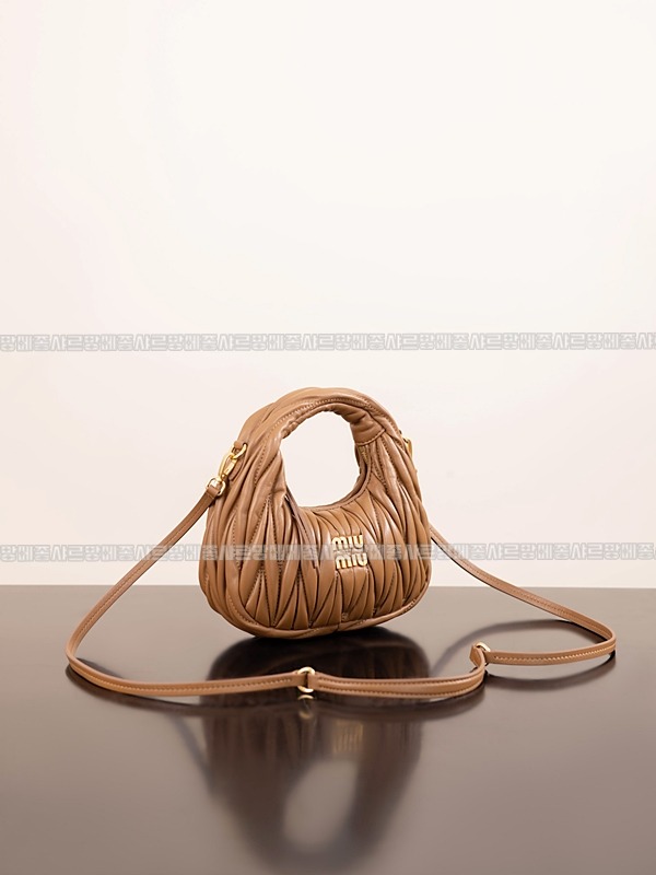 미우미우완더마테라세나파가죽호보백  20260316-171415-008루.jpg