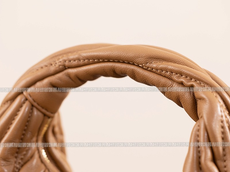 미우미우완더마테라세나파가죽호보백  20260316-171416-010루.jpg