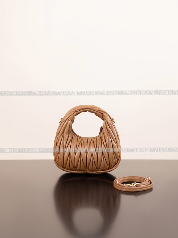 미우미우완더마테라세나파가죽호보백  20260316-171415-009루.jpg