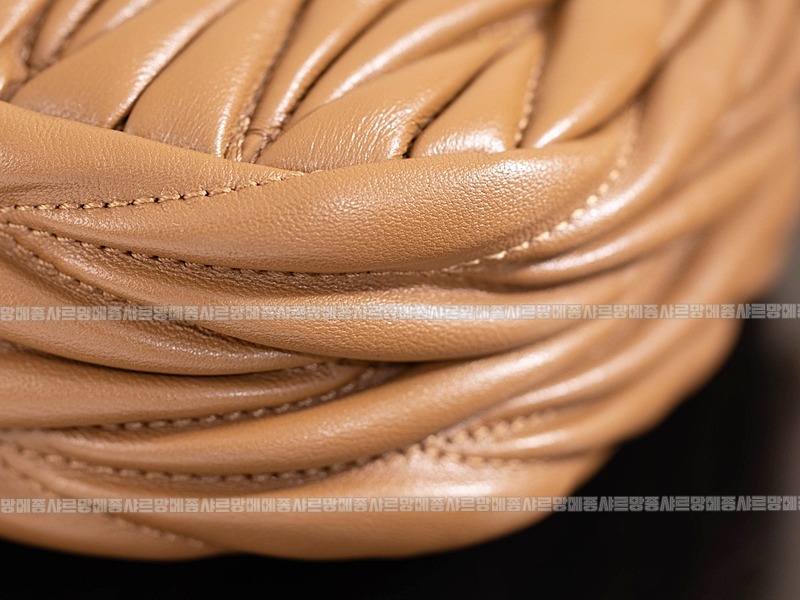 미우미우완더마테라세나파가죽호보백  20260316-171417-011루.jpg