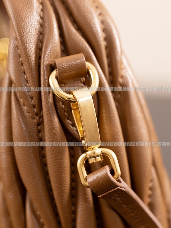 미우미우완더마테라세나파가죽호보백  20260316-171417-014루.jpg