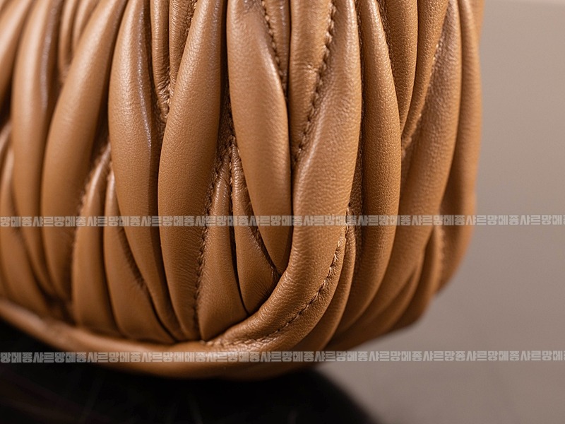 미우미우완더마테라세나파가죽호보백  20260316-171417-013루.jpg