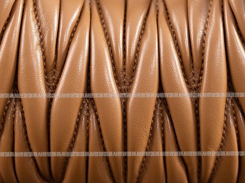 미우미우완더마테라세나파가죽호보백  20260316-171417-012루.jpg