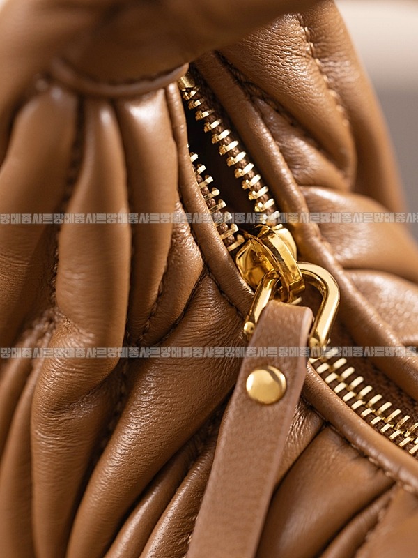 미우미우완더마테라세나파가죽호보백  20260316-171417-015루.jpg