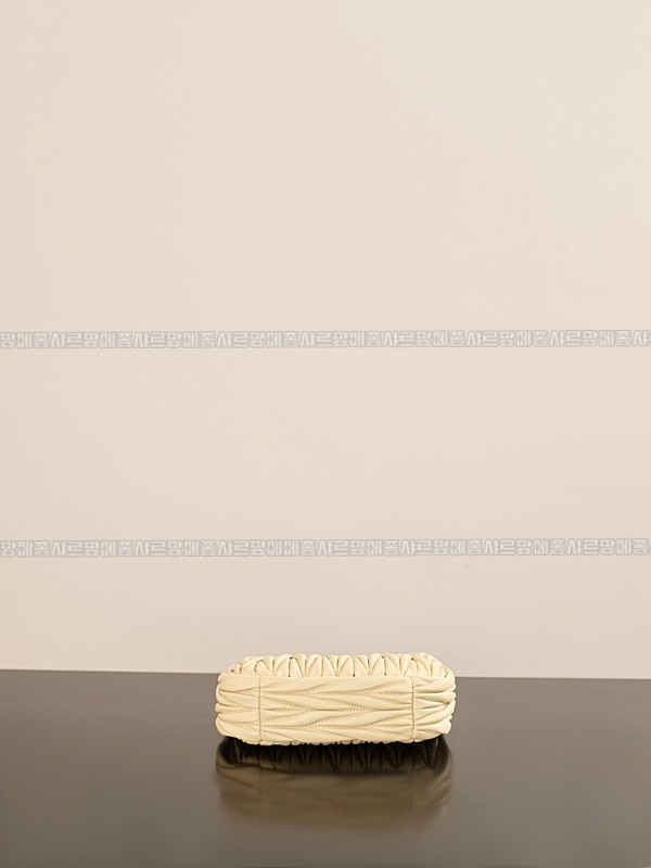 미우미우완더마테라세나파가죽호보백 20260317-105342-006루.jpg