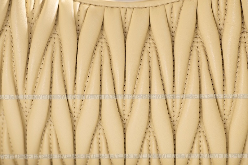 미우미우완더마테라세나파가죽호보백 20260317-105343-010루.jpg