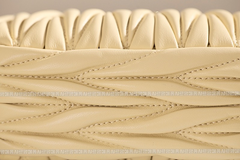 미우미우완더마테라세나파가죽호보백 20260317-105343-011루.jpg