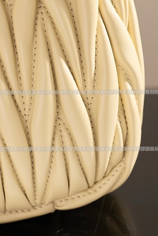 미우미우완더마테라세나파가죽호보백 20260317-105343-012루.jpg