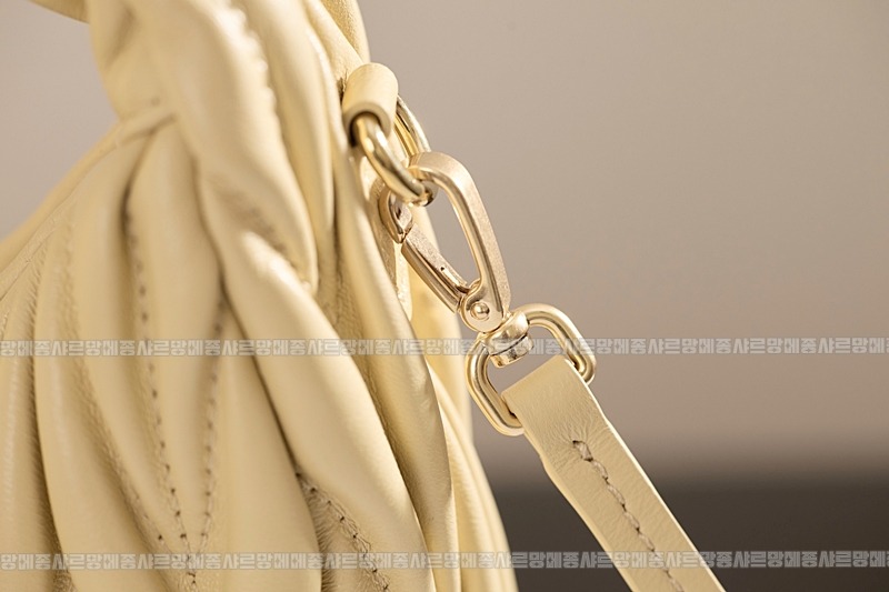 미우미우완더마테라세나파가죽호보백 20260317-105344-014루.jpg